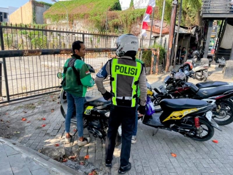 Satlantas Polresta Karawang Gelar Patroli Simpatik, Imbau Rider Ojol Wujudkan Budaya Tertib Berlalu Lintas