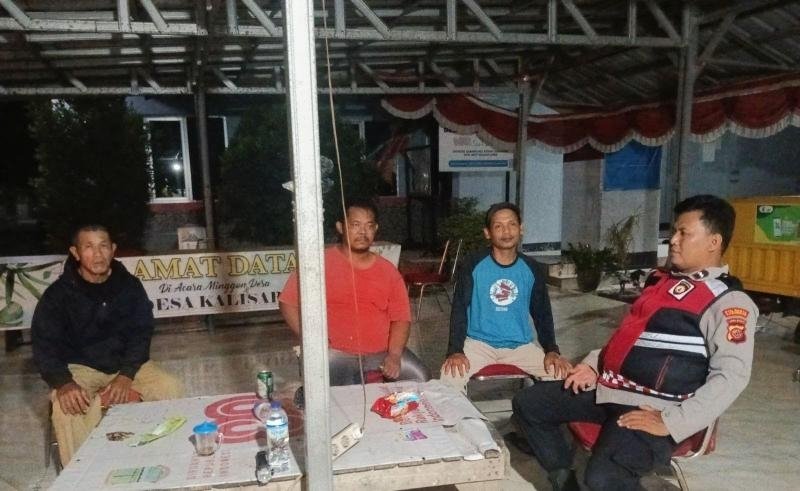 Bhabinkamtibmas Polsek Telagasari Dampingi Warga Jaga Keamanan dalam Giat Siskamling