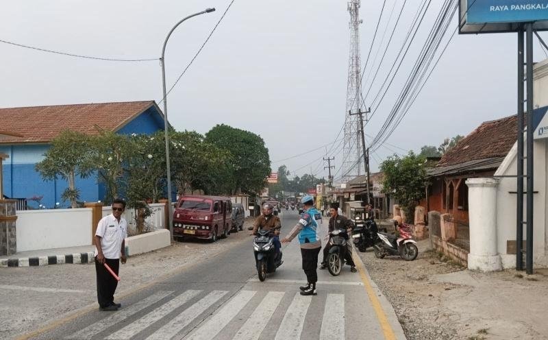 Kapolsek Pangkalan Bersama Personel Laksanakan Gatur Pagi saat Laksanakan Kegiatan Gatur Pagi