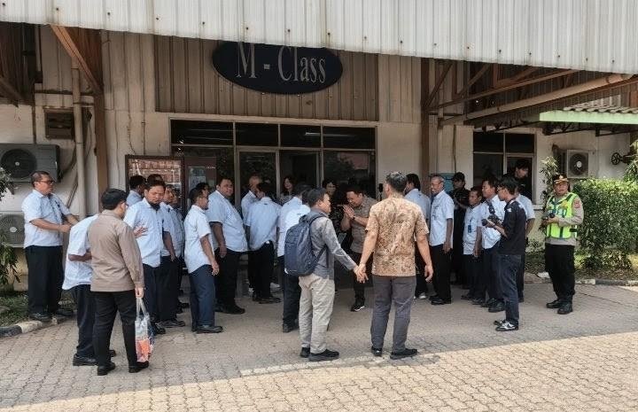 Kapolsek Klari Pimpin Pengamanan Kunjungan Kerja Spesifik Komisi VII DPR RI ke PT M-Class