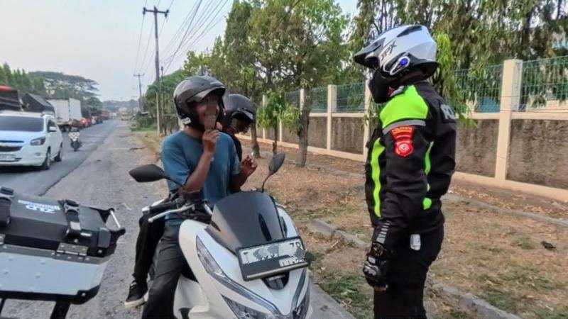 Satlantas Polresta Karawang Gelar Patroli Simpatik, Ajak Pengendara Motor untuk Patuhi Aturan Berlalu Lintas