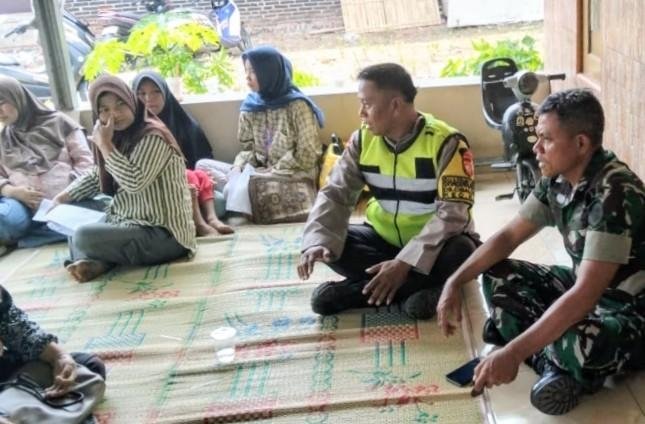 Sinergitas TNI-Polri, Bhabinkamtibmas Bersama Babinsa Sapa Warga dan Imbau Ibu-Ibu Jaga Kamtibmas