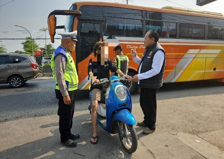 Sapa Pagi Polsek Klari, Edukasi Pengguna Jalan dengan Pendekatan Humanis dalam Operasi Patuh Lodaya 2026