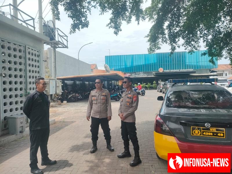 Personil Polsek Kotabaru Berikan Pesan Kamtibmas Saat Patroli Kontrol Supermarket