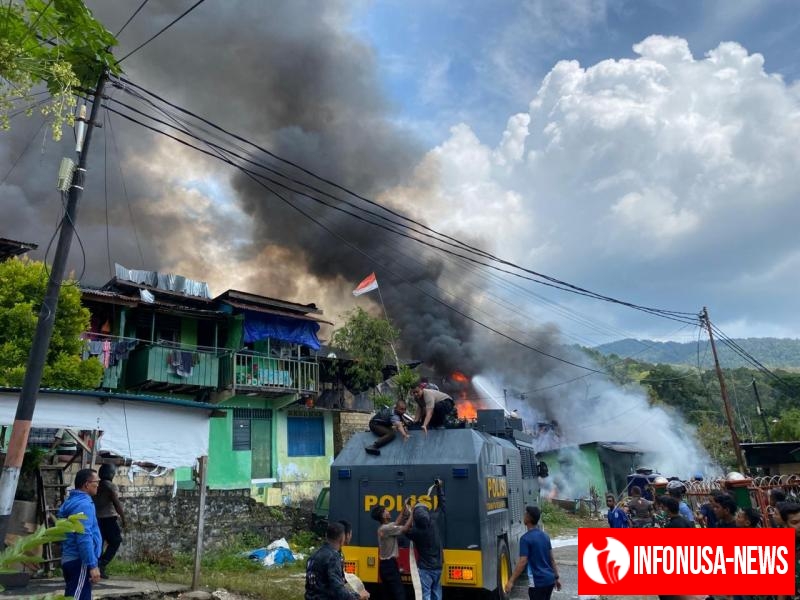 Personel Polri dan TNI Bahu Membahu Padamkan Api di Kompleks Kodam Lama Jayapura