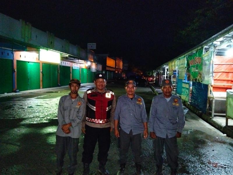 Aipda Arif Anggota Polsek Batujaya laksanakan Patroli Prekat dalam rangka Antisipasi Kenakalan Remaja di Wilayah Hukum Polsek Batujaya