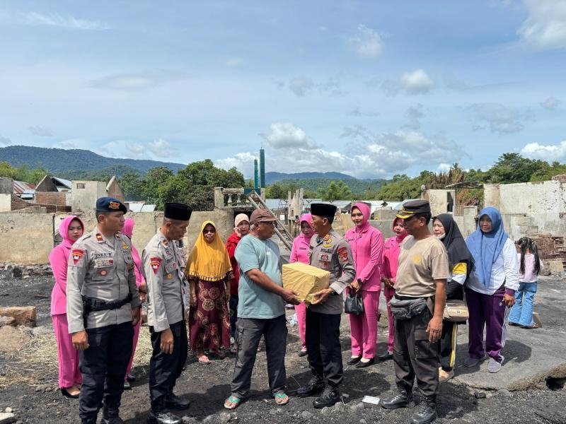 BRIMOB POLDA NTB SALURKAN BANTUAN KEMANUSIAAN UNTUK KORBAN KEBAKARAN DI KECAMATAN ALAS