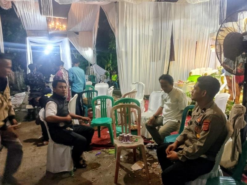 Anggota Polsek Tirtajaya Ciptakan Keamanan di Acara Hiburan/Hajatan di Desa Kutamakmur