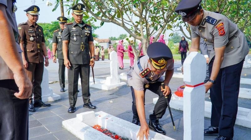 Khidmat Ziarah HUT Bhayangkara ke-80: Polres Karawang Teguhkan Sumpah Pengabdian di Makam Pahlawan