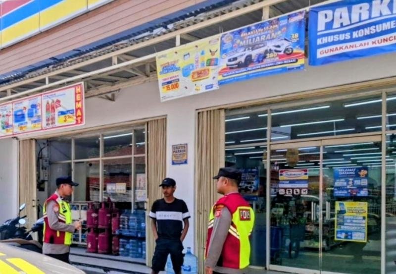 Personil Polsek Tegalwaru Giat Patroli Siang Sambang Minimarket Loji Ajak Warga Waspadai Aksi C3