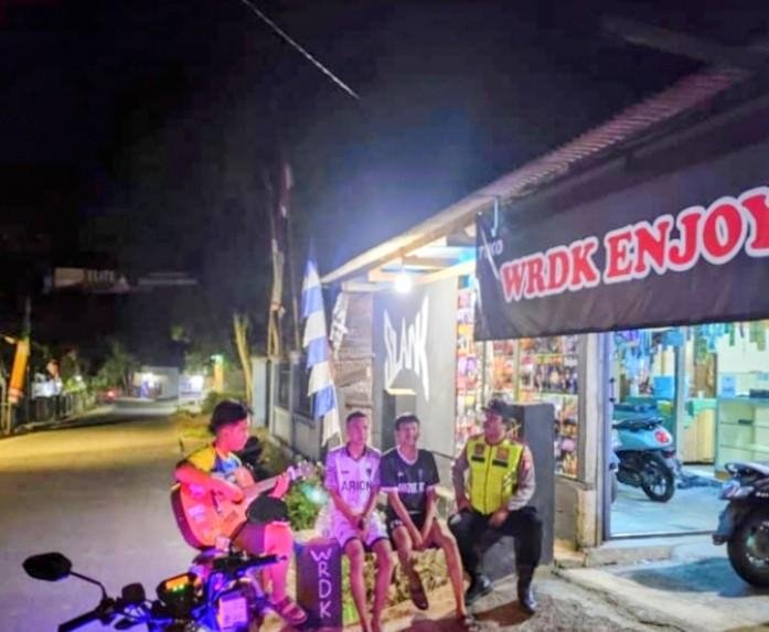 Warga Cirawa Diingatkan Waspada Lingkungan oleh Personil Polsek Tegalwaru Saat Giat Patroli Malam