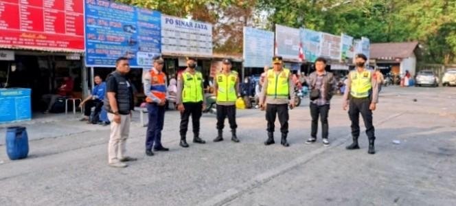Kapolsek Klari Pimpin Pengamanan Siaga 1 Antisipasi Keberangkatan Massa dari Wilayah Karawang Menuju Jakarta dalam Rangka Unras Nasional