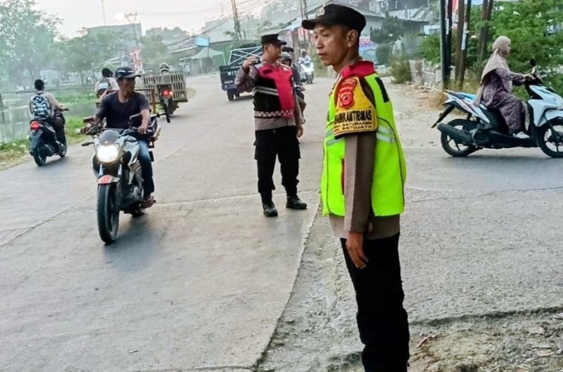 Anggota Polsek Batujaya laksanakan Giat Sapa Pagi di Pertigaan Jalan Raya Batujaya