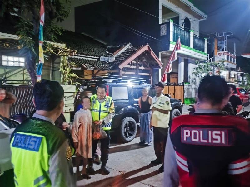 Jajaran Polsek Telukjambe Gerak Cepat Tindaklanjuti Dumas 110, Antar Seorang Nenek yang Tersesat Pulang ke Rumah