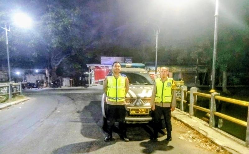 Anggota Polsek Tirtajaya terus Ciptakan Kamtibmas pada malam hari di Jembatan Pisangsambo