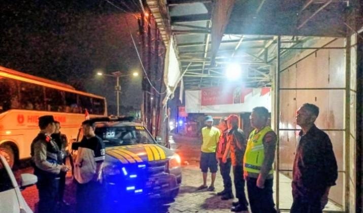 Patroli Bersinggungan Polsek Klari bersama Polsek Purwasari Pastikan Wilayah Perbatasan Aman dan Kondusif