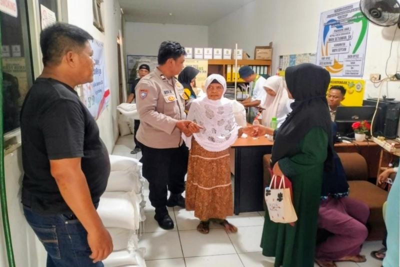 Personel Polisi di Telukjambe Laksanakan Patroli Dialogis, Ajak Mitra Keamanan untuk Jaga Kamtibmas di Graha KIIC