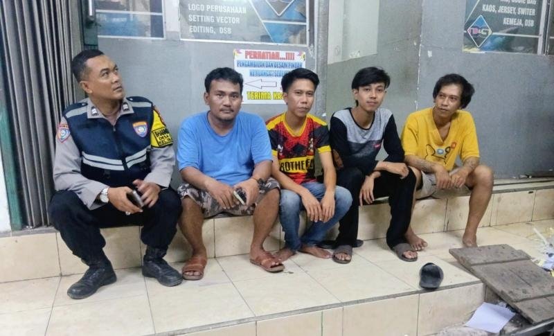 Pastikan Desa Bebas Gukamtibmas, Bhabinkamtibmas Polsek Telagasari Sebar Himbauan