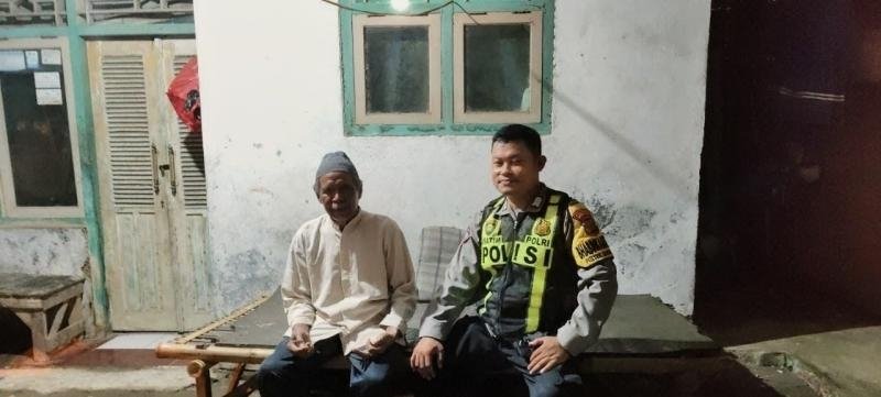 Upaya Anggota Polisi Ikut Serta Dalam Giat Ronda Bersama Warga