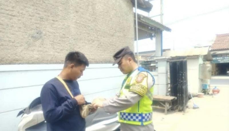 Bripka Satim Prekat Polsek Banyusari Sosialisasikan Bahaya TPPO