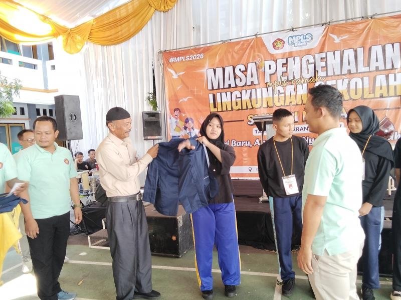Semangat Kebersamaan Warnai Penutupan MPLS SMK Tri Mitra, Jas Almamater Disematkan sebagai Awal Perjalanan Meraih Prestasi