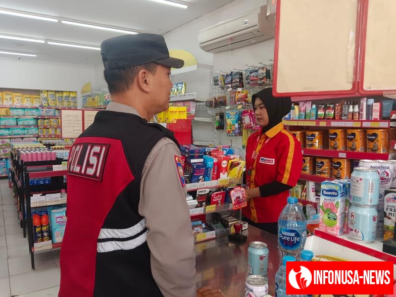 Patroli Siang Hari Personil Polsek Tegalwaru Sambang Minimarket di Wilayah Cintaksana