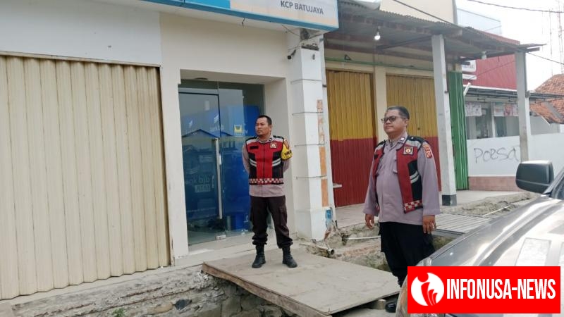 Kanit Sabhara Batujaya bersama Anggotanya Ciptakan Keamanan Bank BJB Unit Batujaya di siang hari