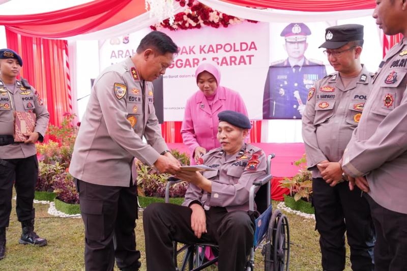 Kapolda NTB Tinjau Asrama dan Serahkan Bansos Saat Kunjungan ke Sumbawa Barat