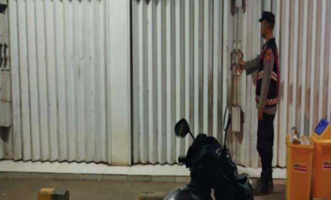 Minimarket di Desa Cintalaksana Diperiksa Keamanan oleh Personil Polsek Tegalwaru Pada Patroli Dini hari