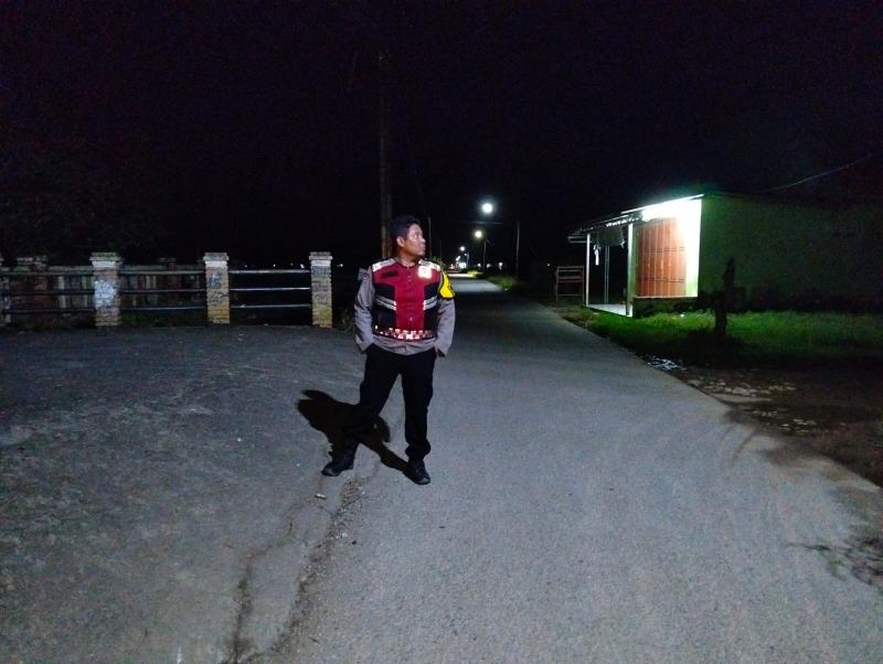 Aipda Arif Rachman Fauzi Anggota Polsek Batujaya laksanakan Patroli Prekat dalam rangka Antisipasi Kenakalan Remaja