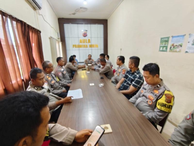 Kapolsek Kotabaru Pimpin Pelaksanaan Anev Mingguan Rutin Tingkatkan Performa Kinerja Anggota