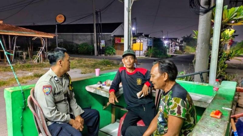 Bhabinkamtibmas Desa Belendung Ronda Malam Bersama Warga Perumahan