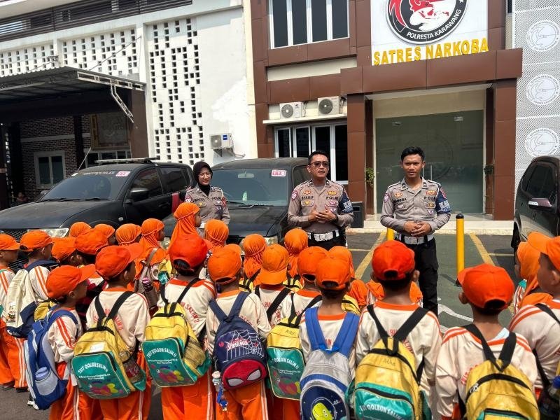 Kasat Lantas Polresta Karawang Bersama Personel Hadirkan Keceriaan saat Kegiatan Polsanak Bersama Anak-Anak Usia Dini