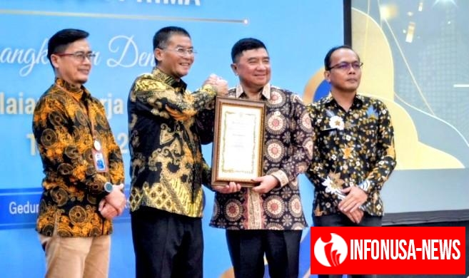 Bupati Abdusy Syakur Amin dan Disdukcapil Kabupaten Garut Tenerima Penghargaan dalam Acara Penyerahan Adminduk Prima Tahun 2025