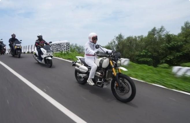 Riding Kebersamaan Gubernur Jabar, Dedi Mulyadi Tinjau Infrastruktur hingga Jembatan Strategis