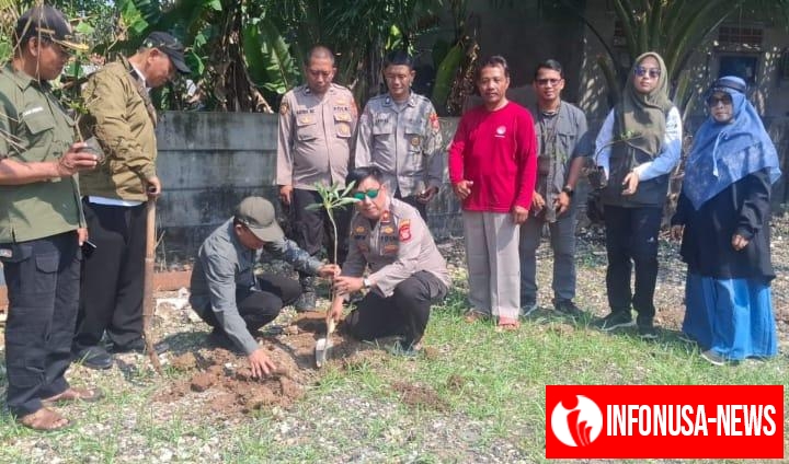 Gerakan Jumat Menanam, Polsek Klari Kolaborasi Dengan Dinas Kehutanan Provinsi Jabar Lakukan Penghijauan Di Lahan Mako Polsek Klari