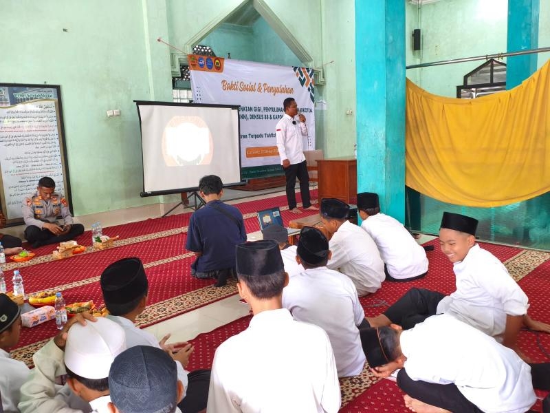 Kapolsek Batujaya menghadiri kegiatan Bakti Sosial, Penyuluhan dan Pemeriksaan Gigi di Lingkungan Ponpes Terbaru Tahfizhal Qur