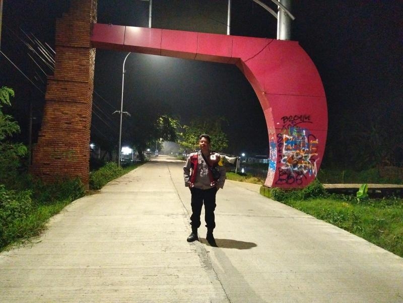 Aipda Arif Rachman Anggota Polsek Batujaya laksanakan Patroli Prekat dalam rangka Antisipasi Kenakalan Remaja