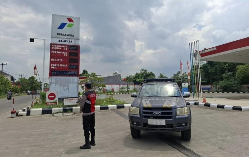Cegah Kejahatan, Personil Polsek Tegalwaru Patroli Siang Monitor Aktivitas Warga di Depan SPBU Loji