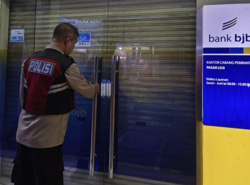 Personil Polsek Tegalwaru Patroli Dinihari Sambang Kantor Bank BJB di Loji Pastikan Aman