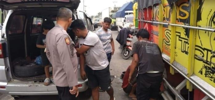 Respon Cepat Kapolsek Jatisari Bersama Anggota Urai Kemacetan Kendaraan Akibat Truk Patah As Roda