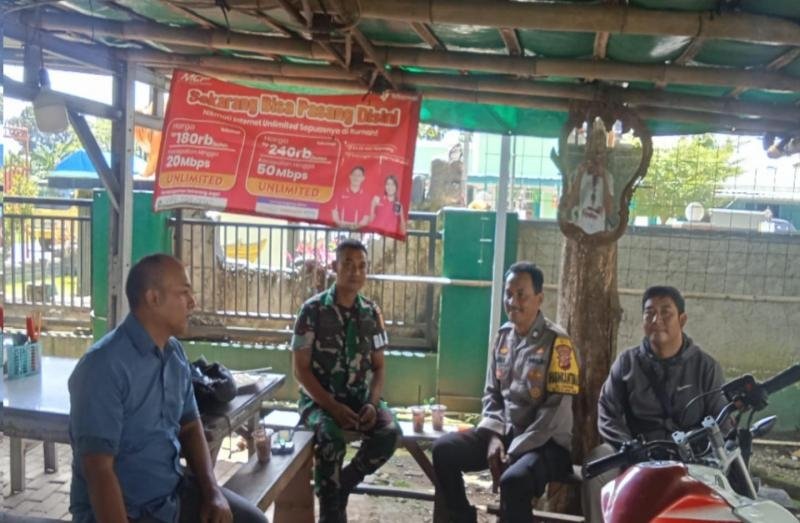 Humanis! Sinergitas Anggota TNI-Polri dan Warga di Telukjambe Timur melalui Ngobrol Santai saat Sore Hari