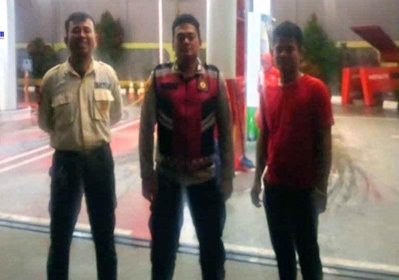 Upaya Personel Polsek Lemahabang Sosialisasikan Layanan Call Center 110 Di Obyek Vital di Wilkum