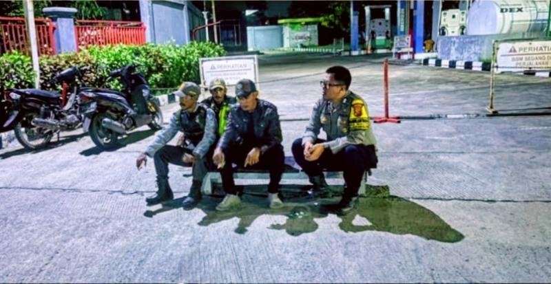 Sambang Malam Hari, Bhabinkamtibmas Polsek Rengasdengklok Berikan Pesan Kamtibmas Kepada Warga