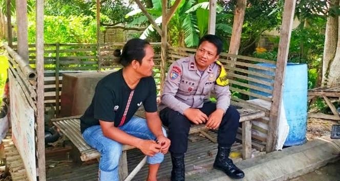 Jalin Silaturahmi, Bhabinkamtibmas Polsek Rengasdengklok Polres Karawang Sambangi Warga Desa Binaan