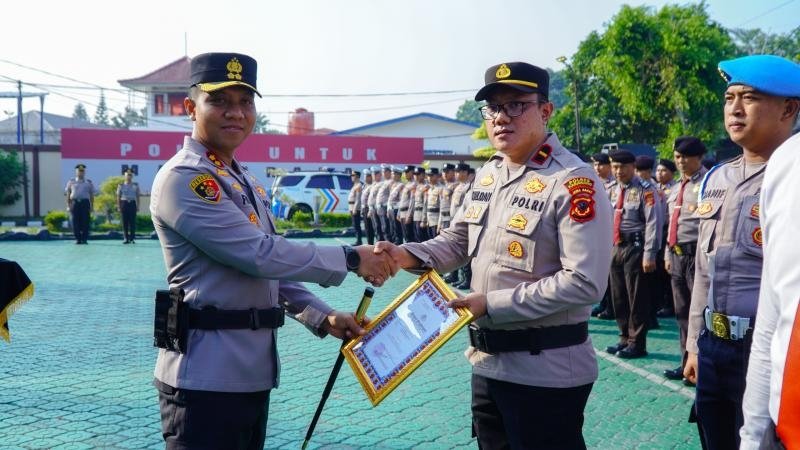 Kapolres Karawang Pimpin Upacara Kenaikan Pangkat Pengabdian dan Beri Penghargaan ke 15 Personel Berprestasi
