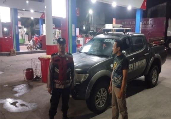 Kunjungi SPBU, Prekat Polsek Banyusari Berikan Rasa Aman