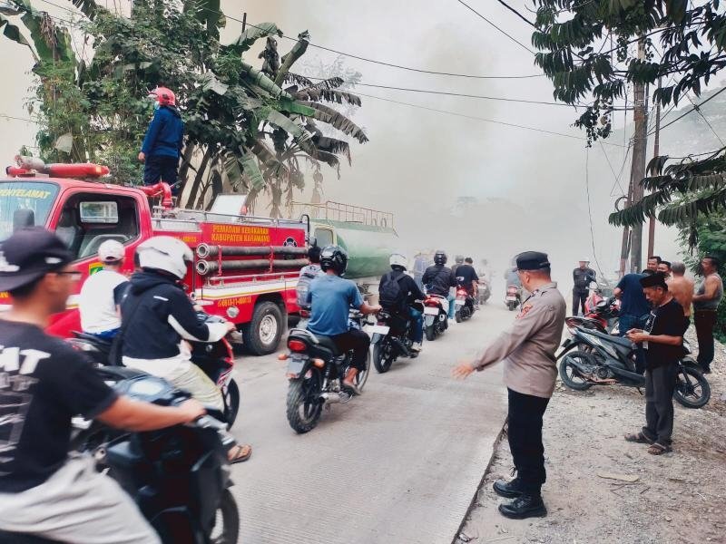Aksi Anggota Polsek Pangkalan, Gerak Cepat Tangani Kebakaran Rumah di Kampung Pakapuran