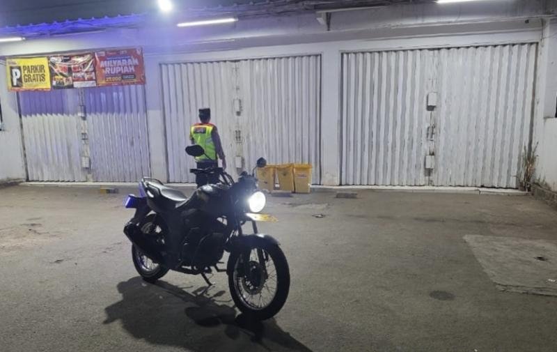 Personil Posisi Tegalwaru Patroli Dinihari Cek dan Ricek Pertokoan di Desa Cintalaksana Pastikan Aman