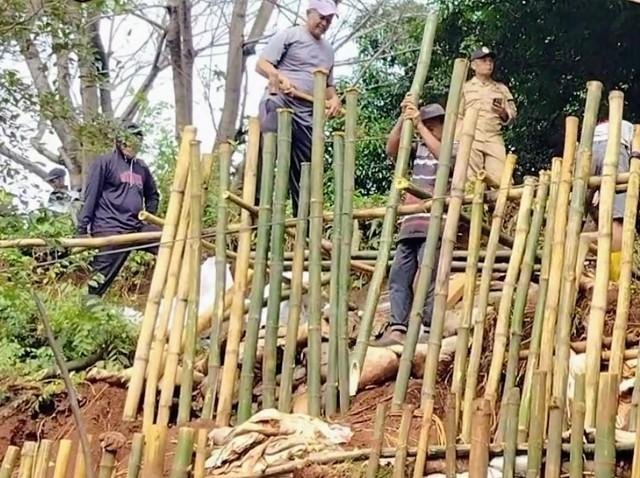 Gotong Royong Lawan Longsor, Camat Cikampek Turun Langsung Dampingi Warga BIP